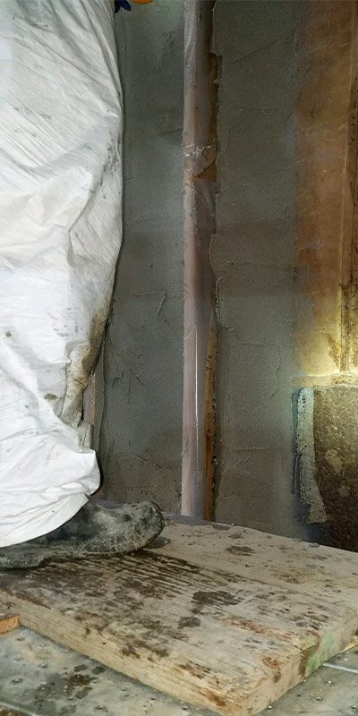 Scaffolding inside an expansion joint